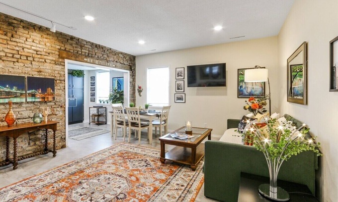 Lake Geneva Apartment | Downtown Lake Geneva- New York Suite |Big Apple Themed |Near Restaurants & Boutiques |Onsite Parking