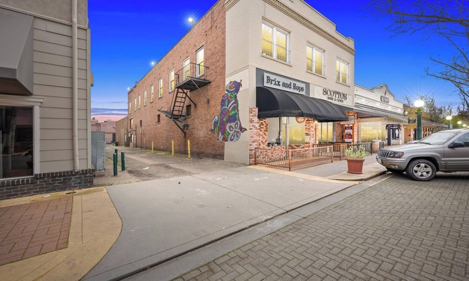 Lodi House | Downtown loft in the heart of Lodi. Great for large groups!