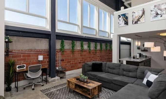 Downtown Des Moines Apartment | Downtown Loft Skyline View 2BR