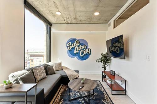 Rio Grande Apartment | Downtown Lux Bldg - Rooftop Pool-hottub - King bed