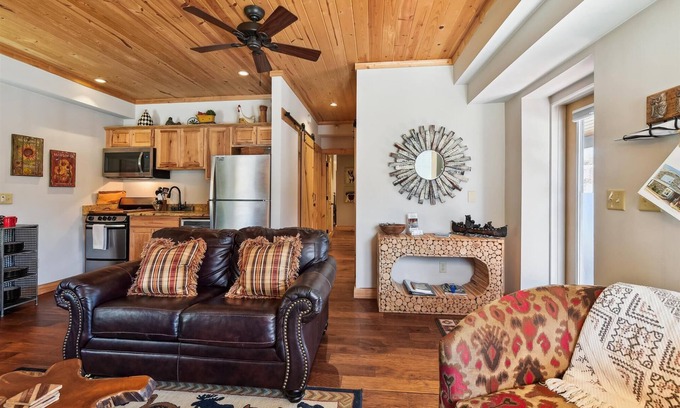 Blowing Rock Cabin | Downtown Main Street-2 BR “Bull”