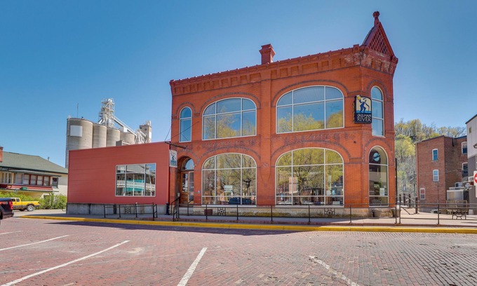 McGregor Condo | Downtown McGregor Condo w/Restaurant On-Site!