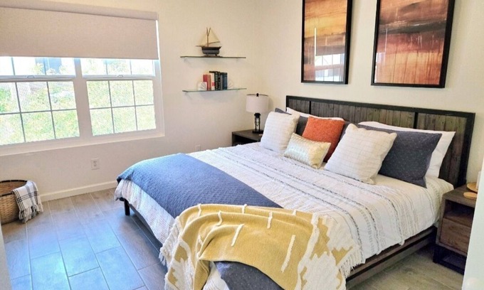 Mesa House | Downtown Mesa Townhome. 2 King Beds, 3 Bathrooms, Pool access!