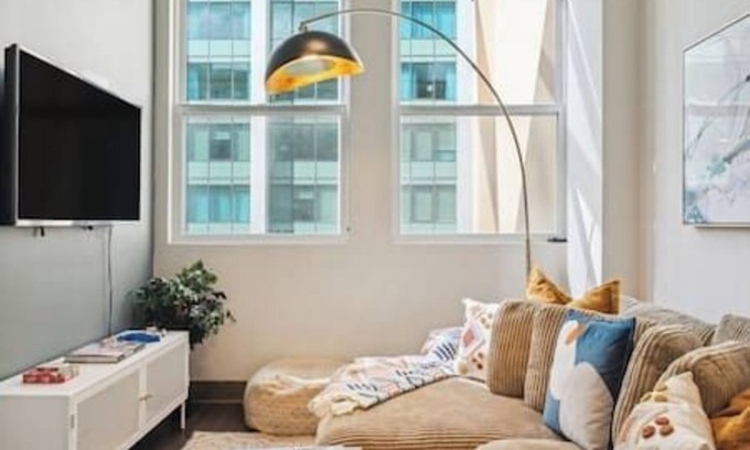 The Loop Condo | Downtown Mich Ave #7| Park View Penthouse +gym