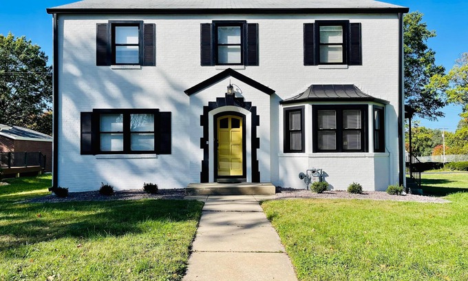 Edwardsville House | Downtown Midcentury Home- Walk to Everything!