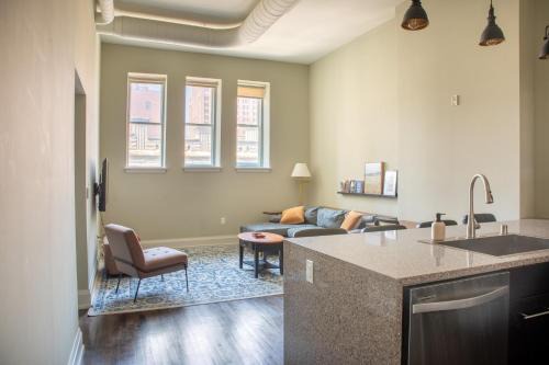 East Town Apartment | Downtown Modern 2BR Loft