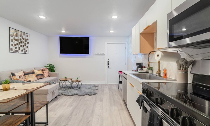 Old East Dallas Apartment | Downtown Modern Cozy Apartment