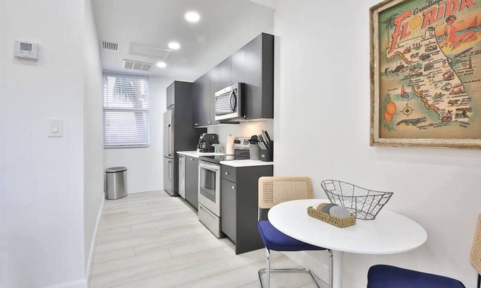 Gillespie Park House | Downtown Modern Fresh pet Welcome Workspace