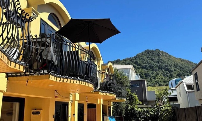 Mount Maunganui House | Downtown Mt Beach Family Retreat