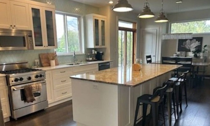City Centre House | Downtown near the water!
