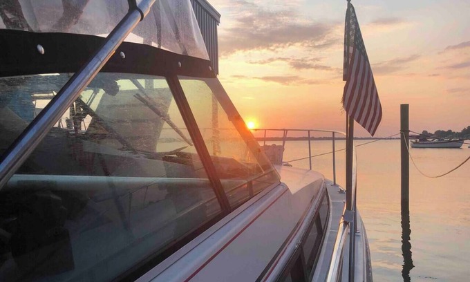 Annapolis Boat Rental | Downtown Nights on the Water - Classic Cruiser Getaway