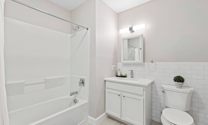 Newark Apartment | Downtown NWK 1BR- Free Parking Easy NYC Access