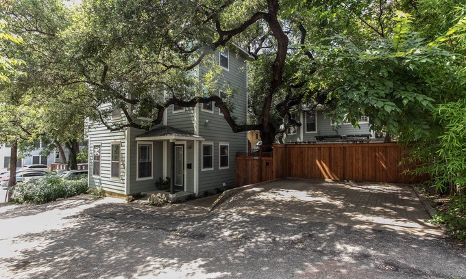 West End House | Downtown oasis, walking distance to Capitol, UT, Zilker Park, music venues