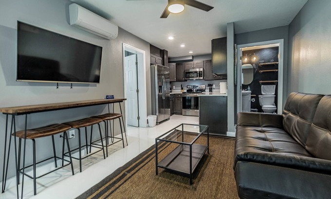 Colonialtown South Condo | Downtown Orlando 2 bedroom home w/Full Kitchen & Parking spots