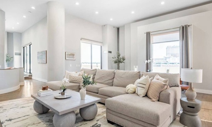 Printers Row Condo | Downtown Penthouse Lake Views #1|Gym, Parking+Pool