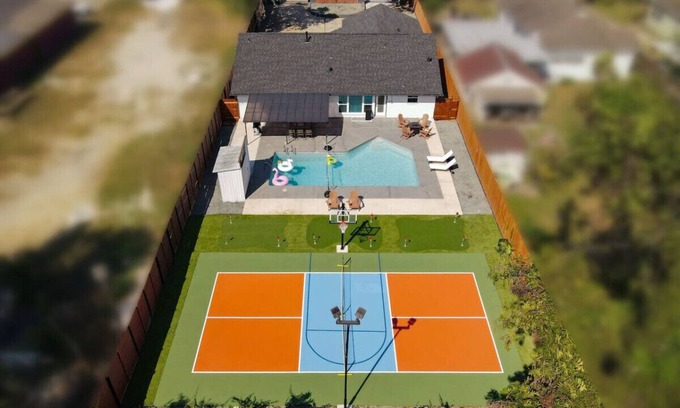 Northside House | Downtown, Pickleball, Pool, Karaoke, Golf, King bd