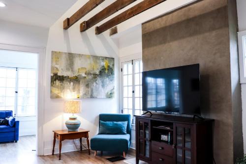 Livingston Park Apartment | Downtown Retreat - 2BR Oasis