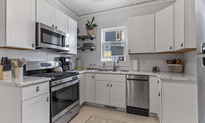 Fargo House | Downtown Retreat - Cozy Home Near Iconic Downtown