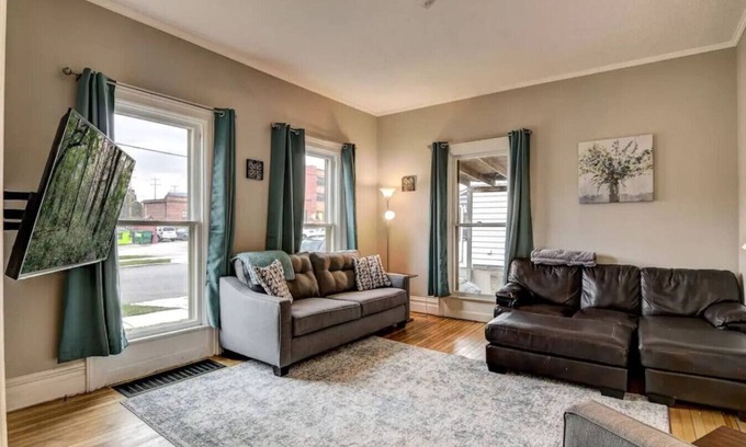 Eau Claire House | Downtown Retreat Near Mayo &UWEC