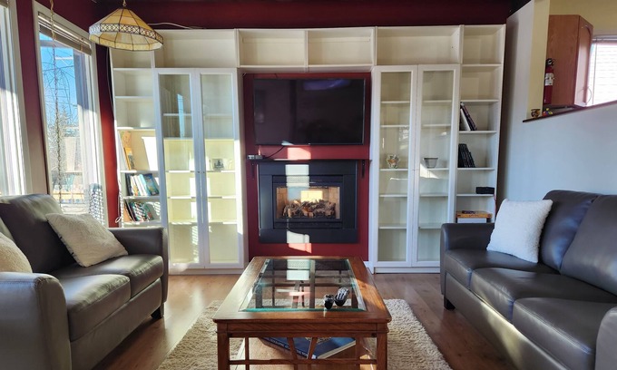 Whitehorse House | Downtown Riverside House