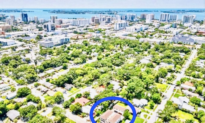 Gillespie Park House | Downtown Sarasota Compound |Pet Friendly | Extended Stays |Large Groups | Beach