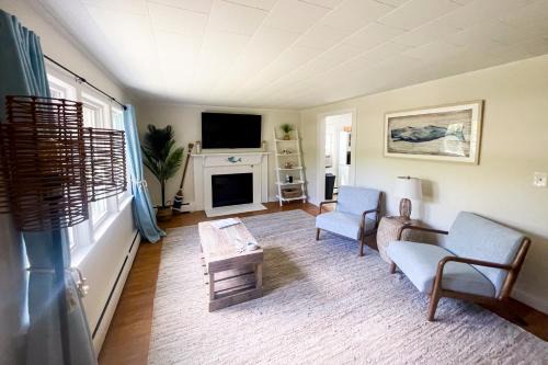 Hyannis House | Downtown Seaside Serenity Retreat