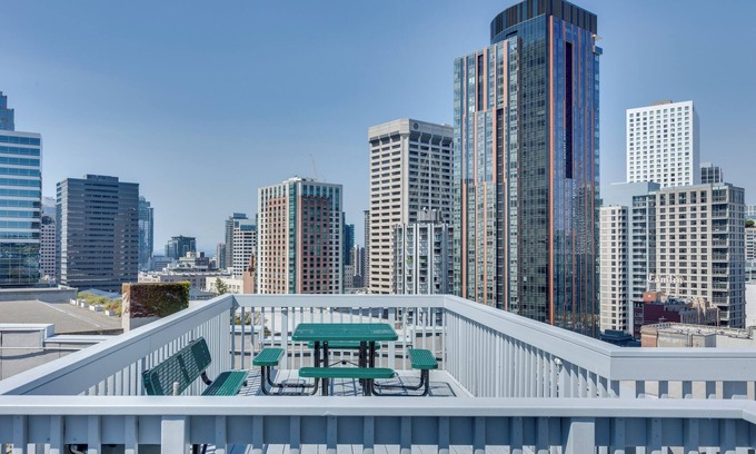 Downtown Seattle Apartment | Downtown Seattle Condo w/Rooftop Deck + Views!
