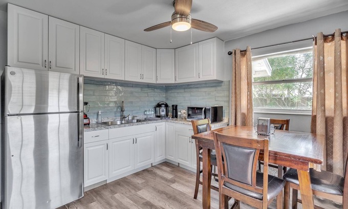 Gillespie Park House | Downtown Single Family Modern Bungalow close to beaches and dining by RedAwning