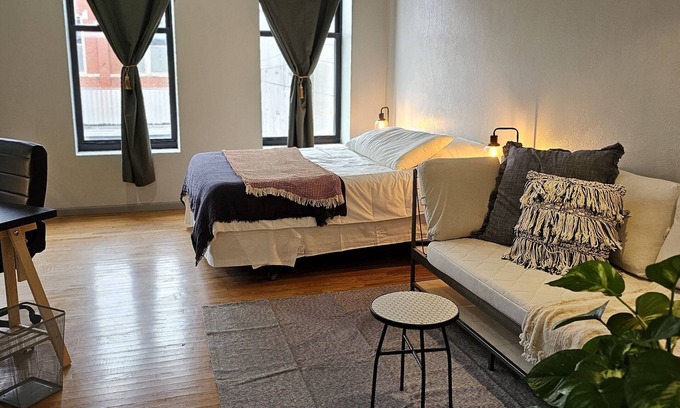 Aurora Apartment | Downtown Studio 201
