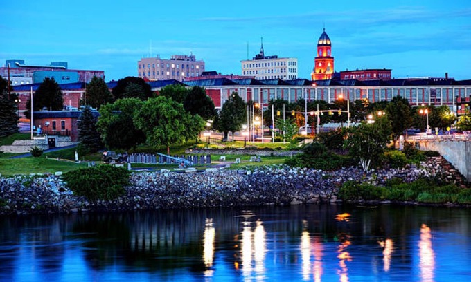 Auburn Apartment | Downtown studio/open concept with king bed. Pets welcome