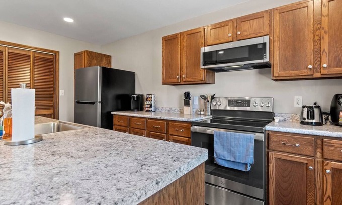 West Central Apartment | Downtown Studio w/Jacuzzi and Game Room!