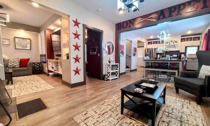 Vine House | Downtown, Themed Rooms w/Luxury Design