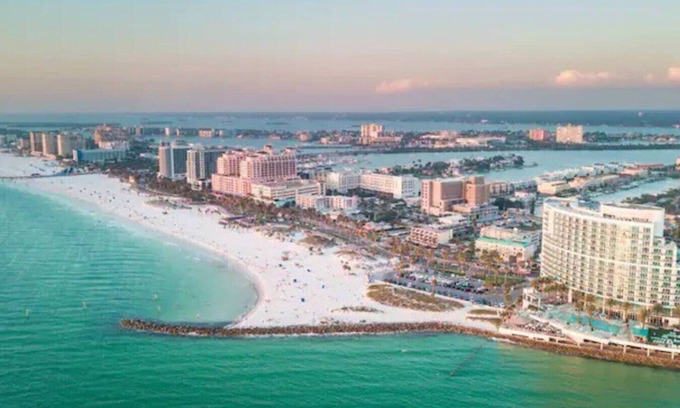 Courier City - Oscawana Apartment | Downtown top floor views W/Pool,Gym, FREE parking