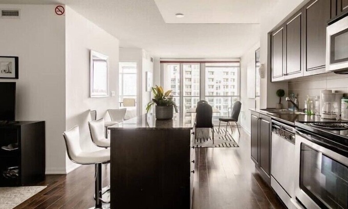 Fort York Apartment | Downtown Toronto+Free Parking+City view