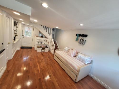 Dovercourt Park Villa | Downtown Toronto House Central 2BED 2BATH Subway Free Parking