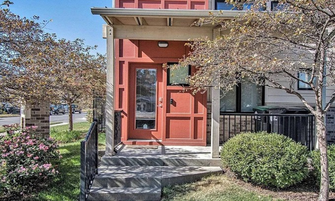 Omaha House | Downtown townhome! 2 car garage, 2 living rooms and 2 balconies w/skyline View!