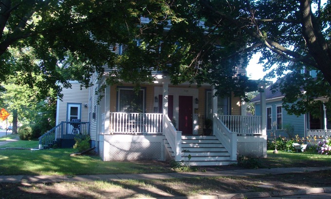 Saint Joseph House | Downtown townhouse 3.5 blocks to the beach!