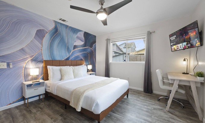 Chestnut House | Downtown | Upscale 3BD House | Yard | Pet Friendly