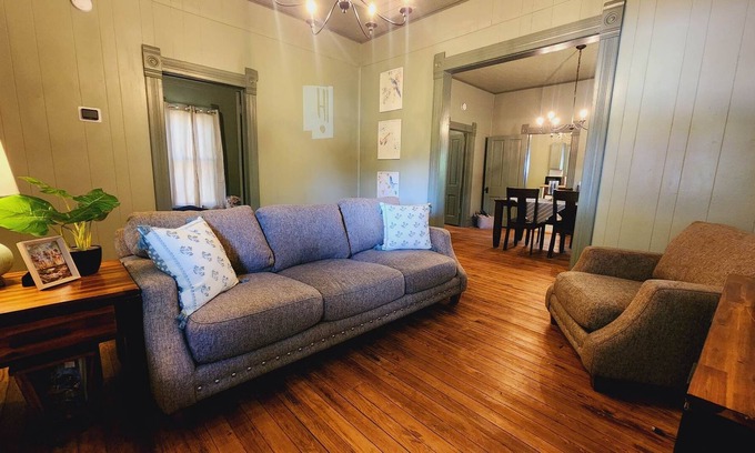 Guthrie House | Downtown Victorian + Wi-fi. Pets Welcome. Couple Block From Parks / Downtown.