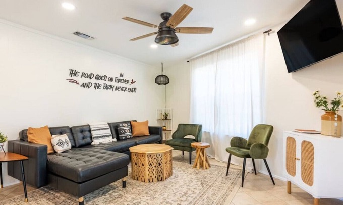 Wimberley House | Downtown - Walk to Wimberley Square! Pearl Bungalow @ Beer Ranch Project Inn
