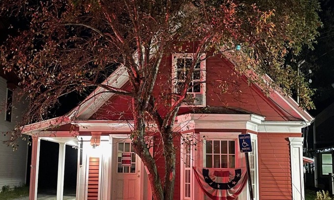 Wilmington Apartment | Downtown Wilmington -Minutes to Mt Snow- Walk to Restaurants- on the Moover!