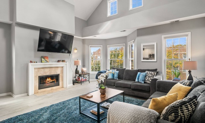 Lakeview Apartment | Dramatic Wrigley Loft +PRIVATE Rooftop, Center of Wrigley, Ranked GUEST FAVORITE