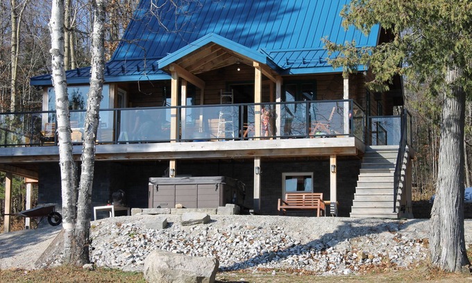 Northfield Cottage | Dream Cottage - high end log cabin with private beach