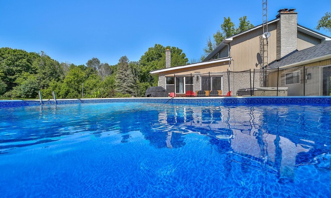 Mono House | Dream Country Escape with Pool and Hot Tub