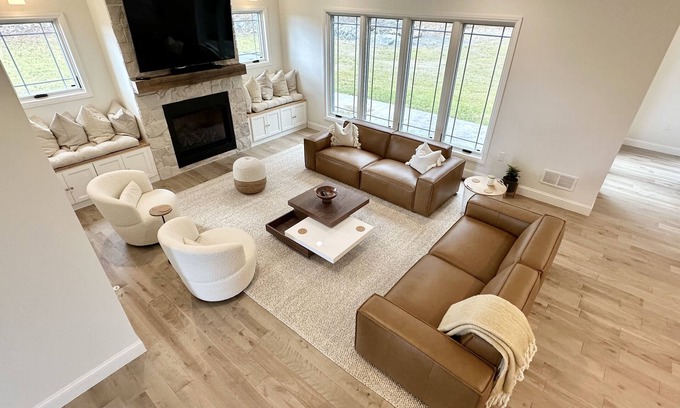 Montgomery House | Dream escape, new modern farmhouse, stunning views, game room & hot tub for 17+!