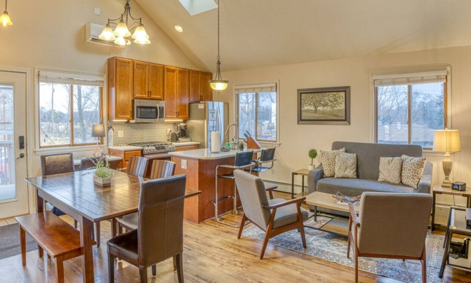 Miller Beach House | Dream Retreat Guesthouse, Indiana Dunes Nat’l Park, 10 min hike to Beach