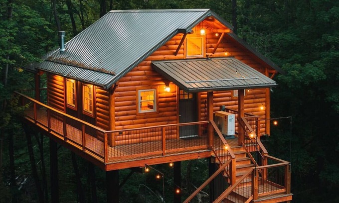 Millersburg Cabin | Dream Treehouse Getaway with Hot Tub