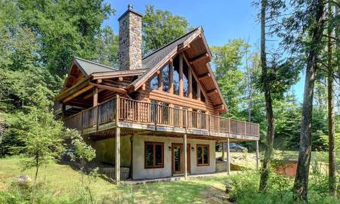 Labelle House | Dream vacation in a log cabin at the lake Mont Tremblant, Canada