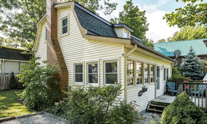 Historic Old Town House | Dreamweaver Cottage is Dog Friendly! Steps from Lake Ontario
