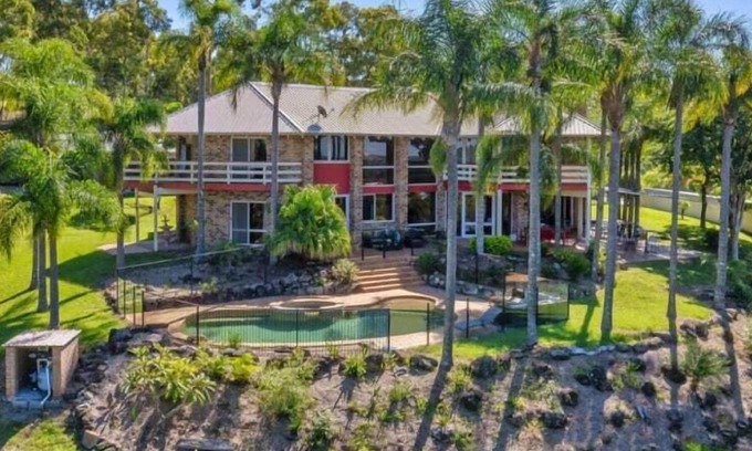Upper Coomera House | DreamWorld Mountain View Farm Stay Family Retreat